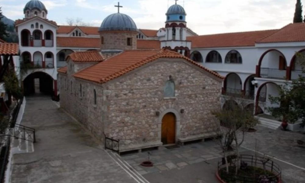 Φωτιά στη Λίμνη Ευβοίας: Σε απόσταση αναπνοής από την Μονή του Οσίου Δαυίδ